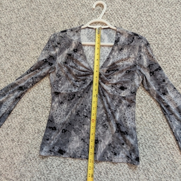 Women's (Size S/M) V-Neck Top With Faux Gathering Feature & Wide Sleeves - Picture 8 of 14